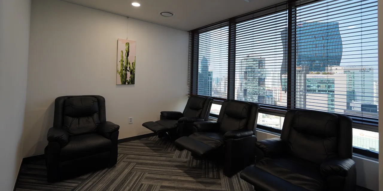 晶体植入术 — GS EYE CENTER